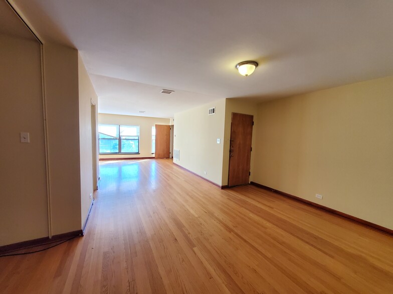 2032 W Irving Park Rd, Chicago, IL for sale - Interior Photo - Image 3 of 15