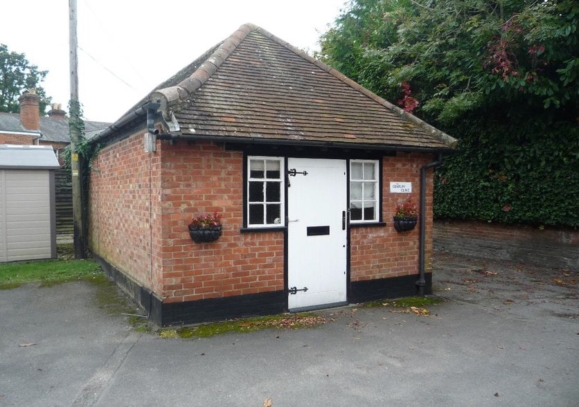 High St, Hartley Wintney for rent - Primary Photo - Image 1 of 1