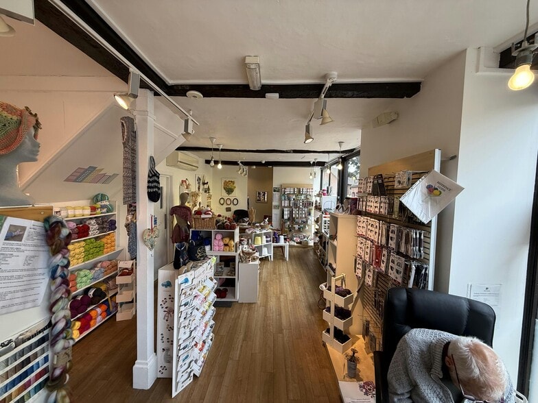 19 The Square, Petersfield to rent - Interior Photo - Image 3 of 4