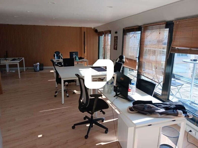 Office in Courbevoie to rent - Interior Photo - Image 1 of 1