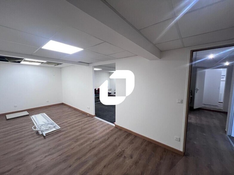 Light Industrial in Chelles to rent - Interior Photo - Image 2 of 6