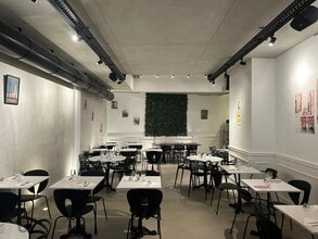 Retail in Marseille to rent Interior Photo- Image 2 of 7