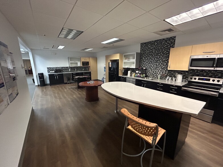 290 Vanderbilt Ave, Norwood, MA to rent - Interior Photo - Image 3 of 10