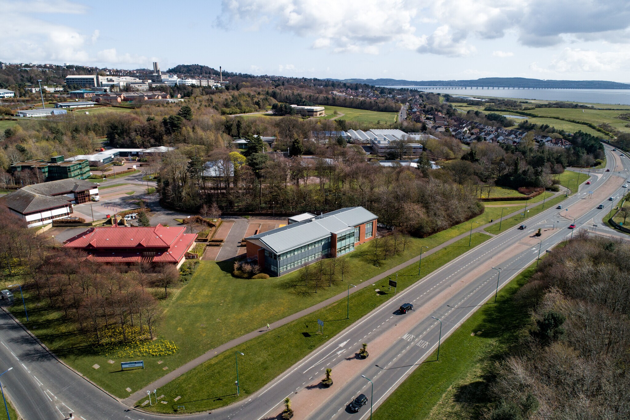 Gemini Cres, Dundee to rent Building Photo- Image 1 of 4