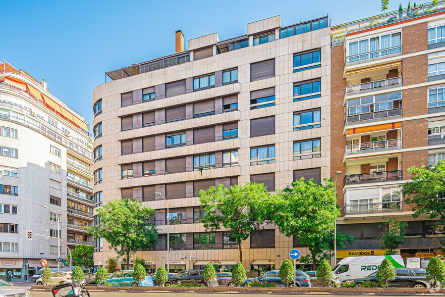 Office in Madrid, Madrid to rent - Building Photo - Image 2 of 2