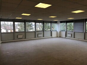 Light Industrial in Les Ulis to rent Interior Photo- Image 2 of 3