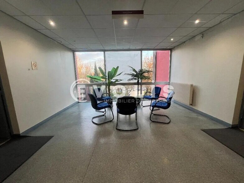 Light Industrial in Croissy-Beaubourg to rent - Lobby - Image 1 of 11