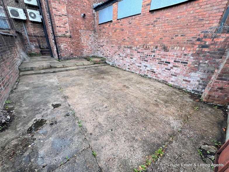 181 Monton Rd, Manchester to rent - Building Photo - Image 3 of 5