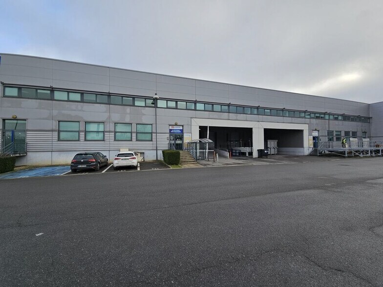 Industrial in Ivry-sur-Seine to rent - Building Photo - Image 1 of 13
