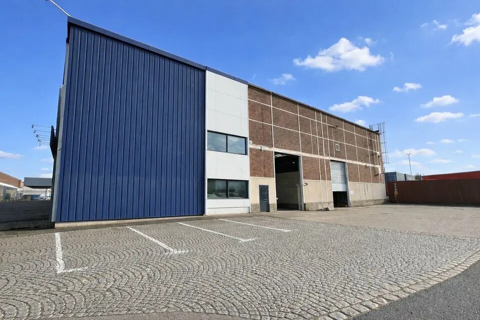 Location Entrepôt 710 m² - Photo 1