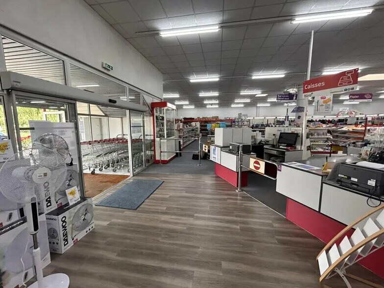 Retail in Chenôve to rent - Interior Photo - Image 3 of 8