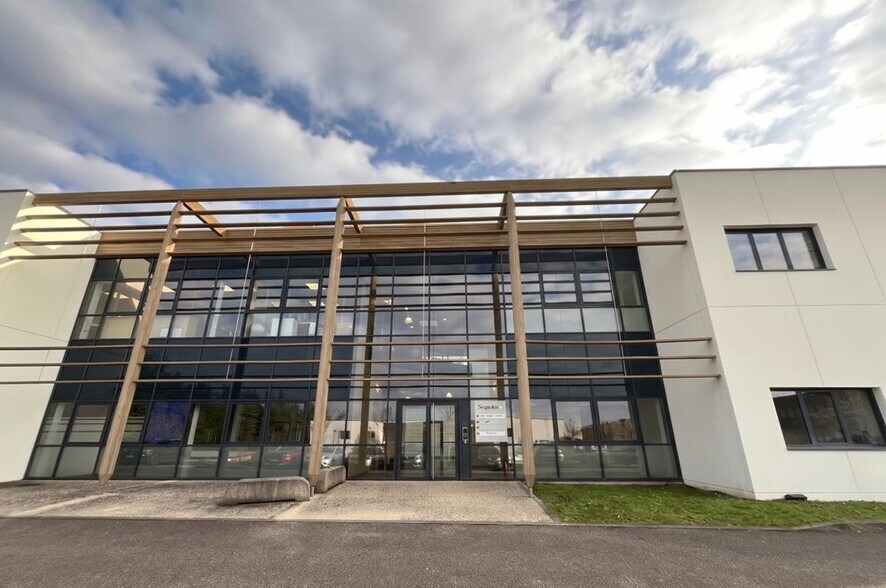 Office in Saint-Priest to rent - Building Photo - Image 2 of 11