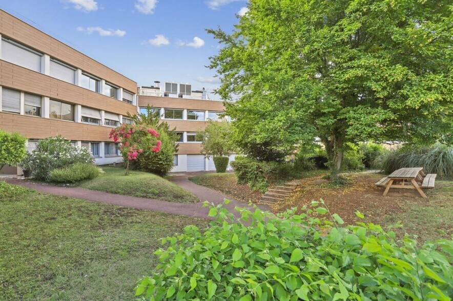 Office in Tassin-la-Demi-Lune for sale - Building Photo - Image 3 of 14