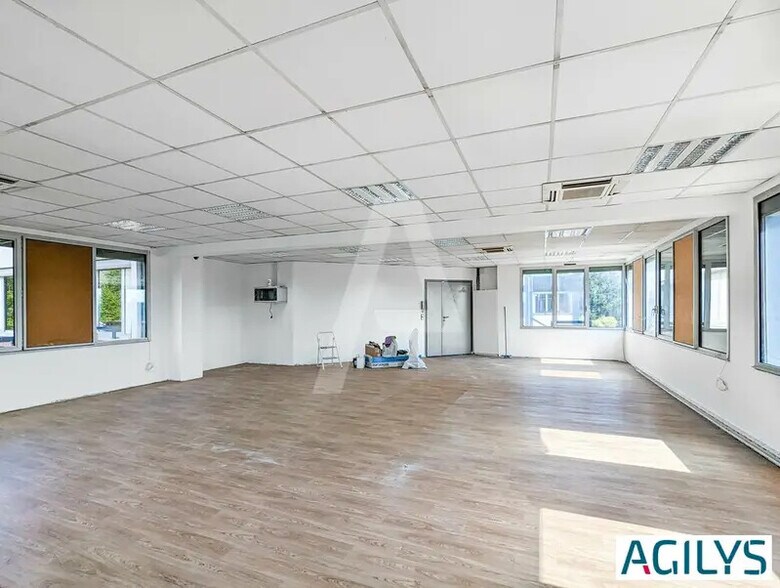 6 Rue René Cassin, Massy to rent - Interior Photo - Image 2 of 5