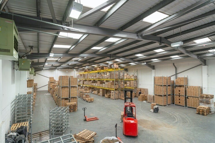 17-17a Invincible Rd, Farnborough to rent - Interior Photo - Image 3 of 3