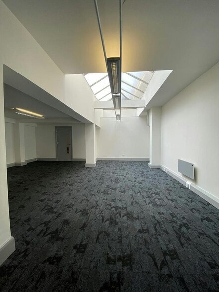 7 St James Sq, Manchester to rent - Building Photo - Image 3 of 8