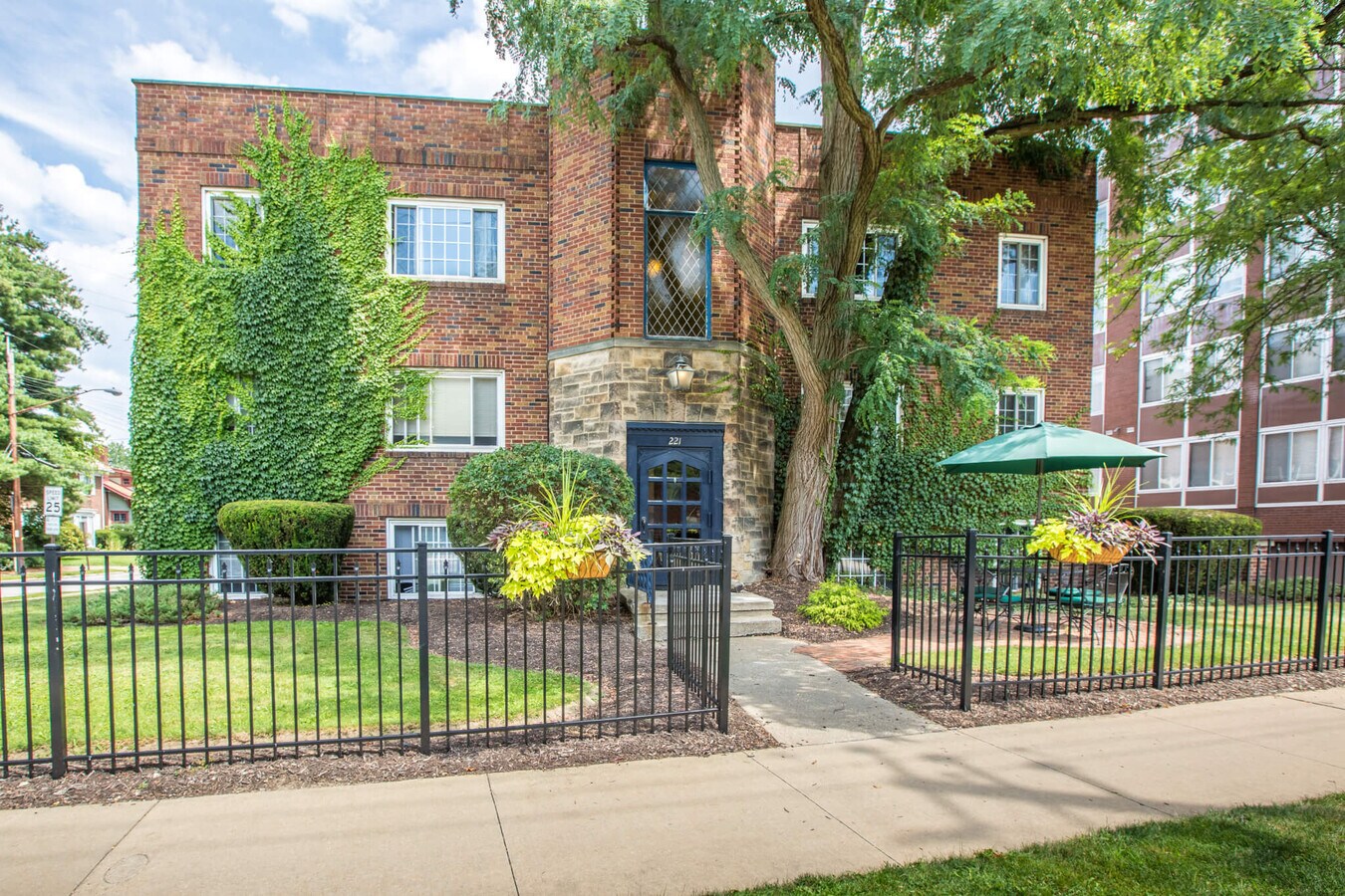 184Unit Highland Square Portfolio Akron, OH for Sale UK