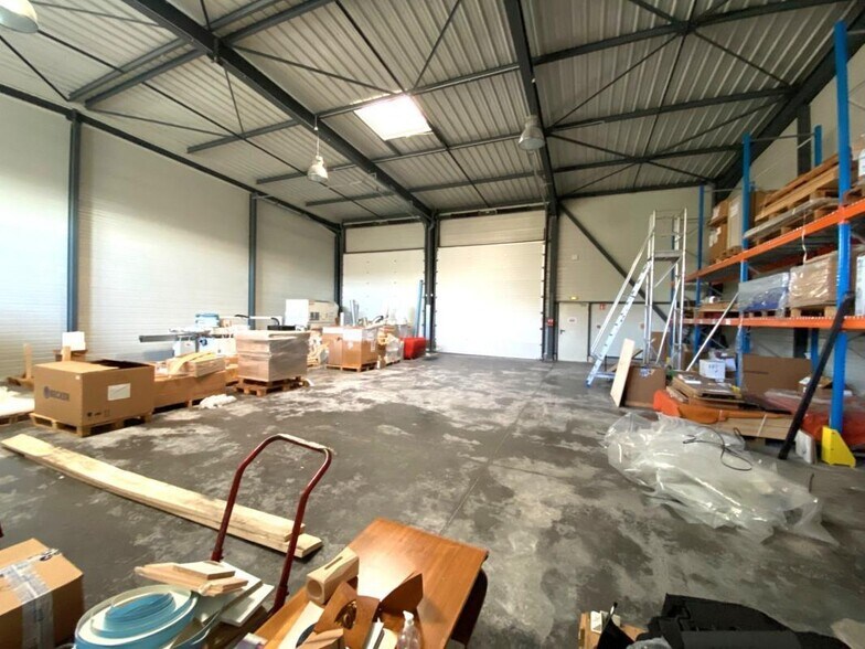 Light Industrial in Vourles to rent - Interior Photo - Image 2 of 8