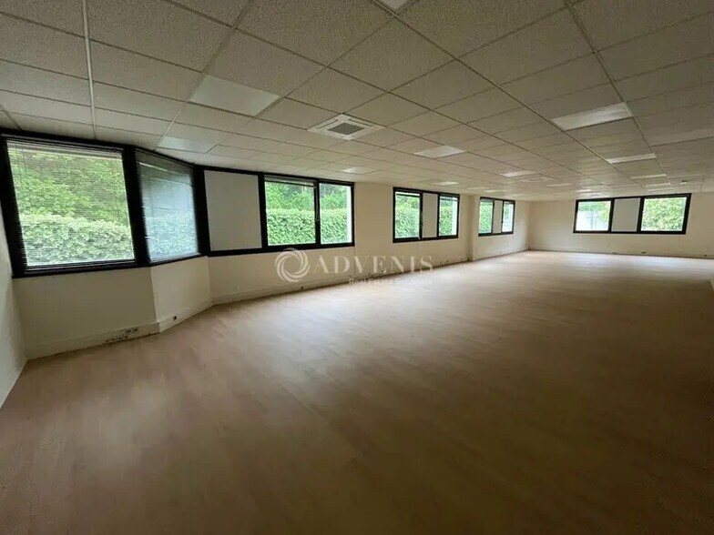 Light Industrial in Champs-sur-Marne to rent - Interior Photo - Image 3 of 5
