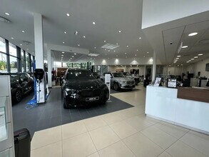 Retail in Ivry-sur-Seine to rent Interior Photo- Image 1 of 2