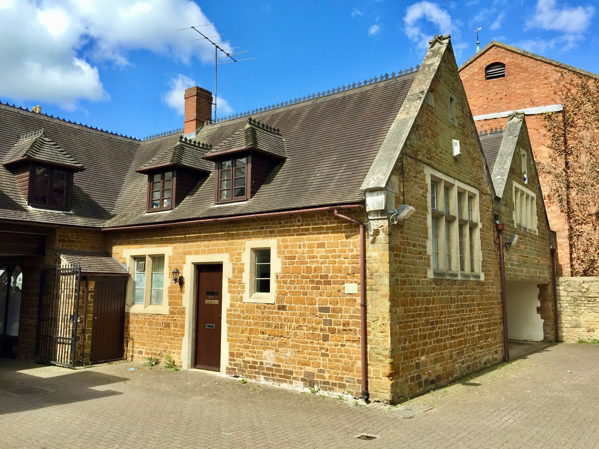 Unit 5 Watling Court, 84b Watling St East, Towcester to rent Building Photo- Image 1 of 4