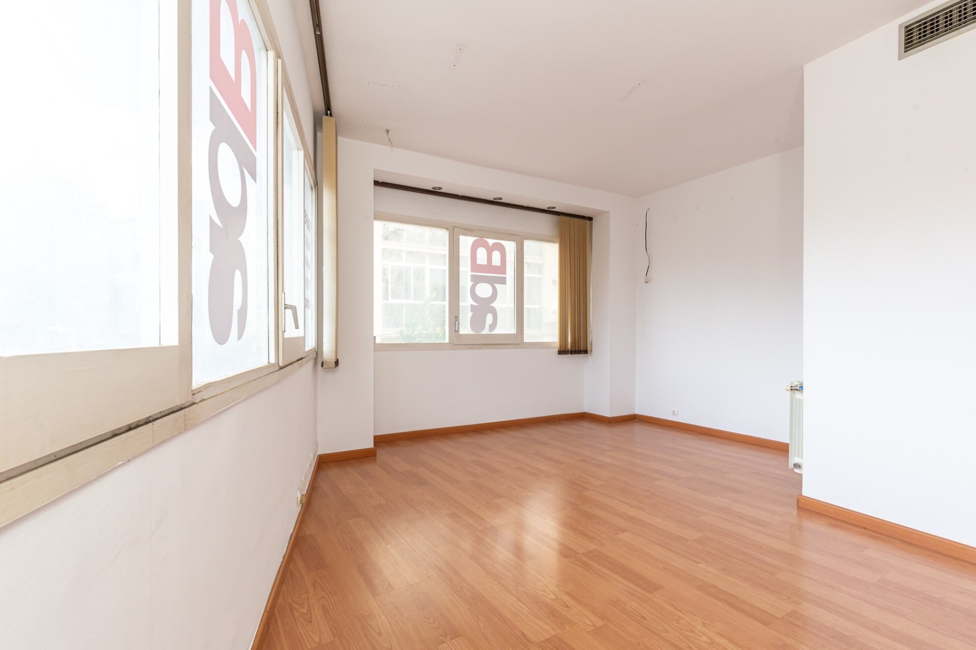 Office in Esplugues de Llobregat, Barcelona to rent Interior Photo- Image 1 of 18