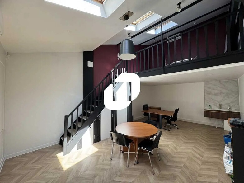 Office in Montrouge to rent - Interior Photo - Image 1 of 6