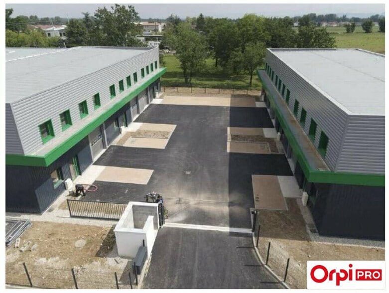 Light Industrial in Tignieu-Jameyzieu to rent - Building Photo - Image 2 of 6