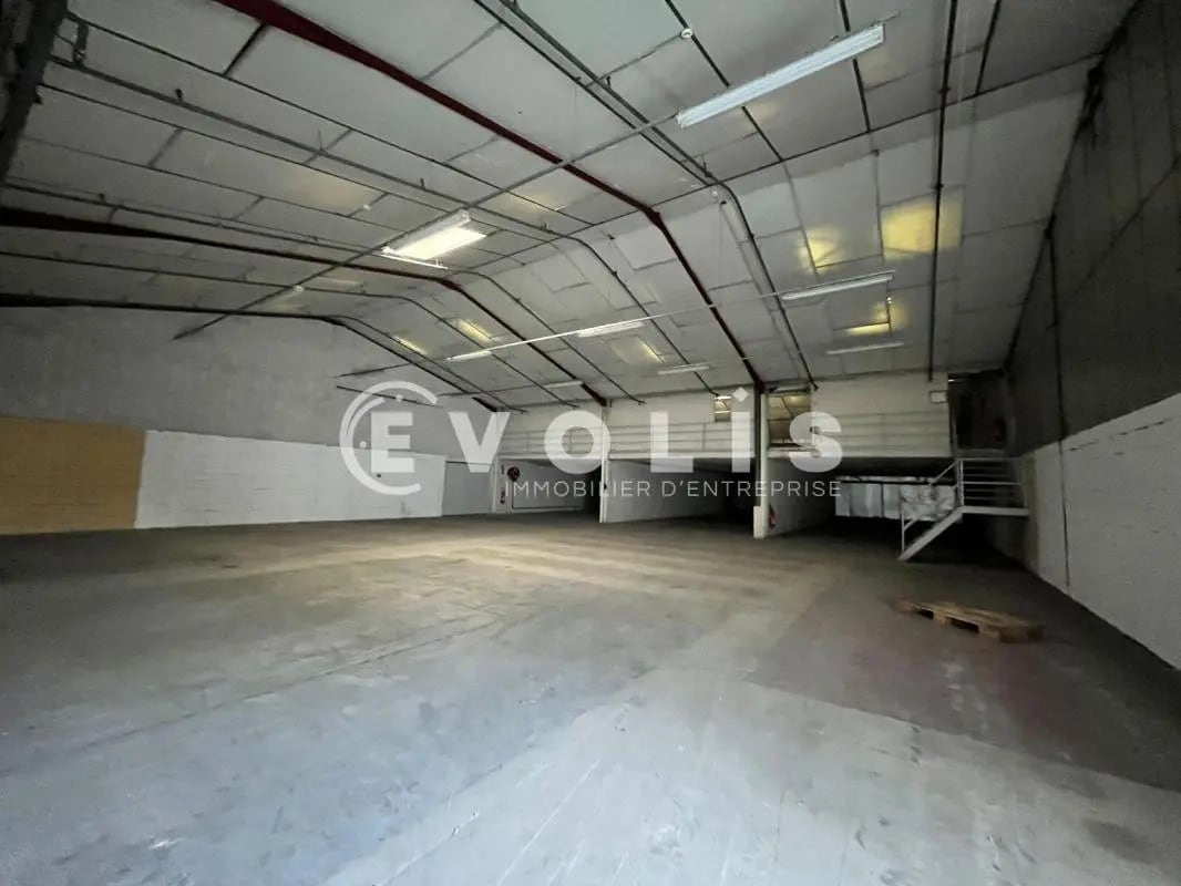 Light Industrial in VILLENAVE-D'ORNON to rent Interior Photo- Image 1 of 6
