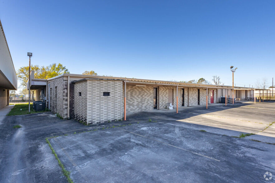 Building Complex on Genoa Red Bluff portfolio of 3 properties for sale on LoopNet.co.uk - Building Photo - Image 3 of 7