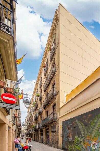 Retail in Barcelona, Barcelona to rent - Primary Photo - Image 1 of 1