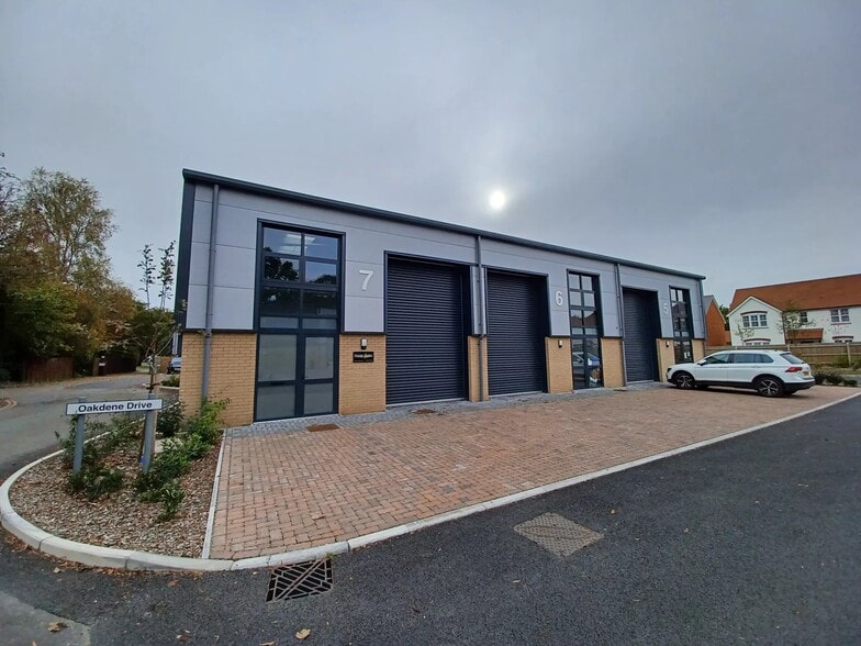 Oakdene Dr, Three Legged Cross to rent - Primary Photo - Image 1 of 9