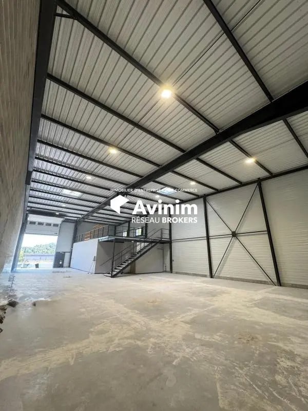 Location Entrepôt 493 m² - Photo 1