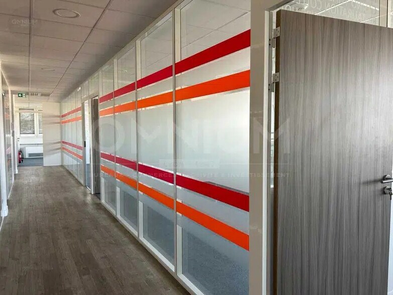 Office in Bron to rent - Interior Photo - Image 3 of 7