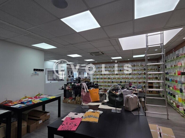 Light Industrial in Choisy Le Roi for sale - Interior Photo - Image 2 of 8