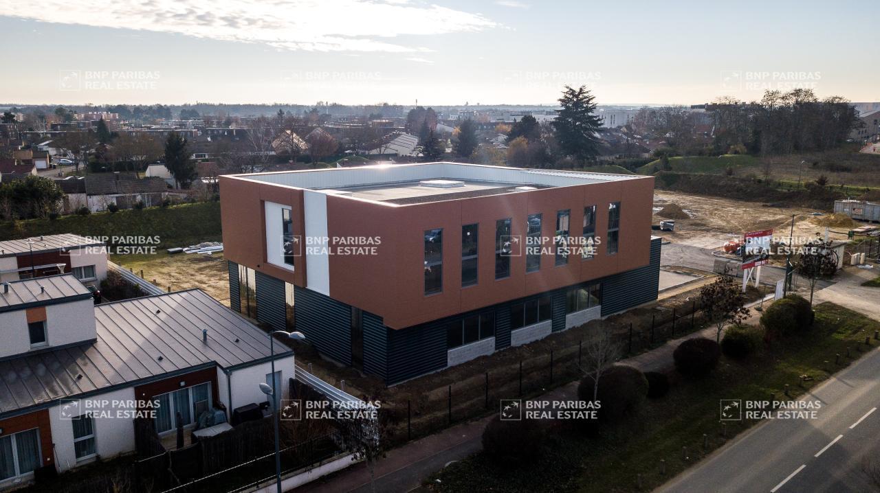 Industrial in Bondoufle for sale Building Photo- Image 1 of 5