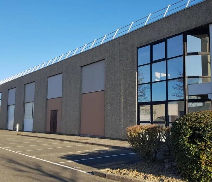 Light Industrial in Coignières to rent - Building Photo - Image 2 of 2