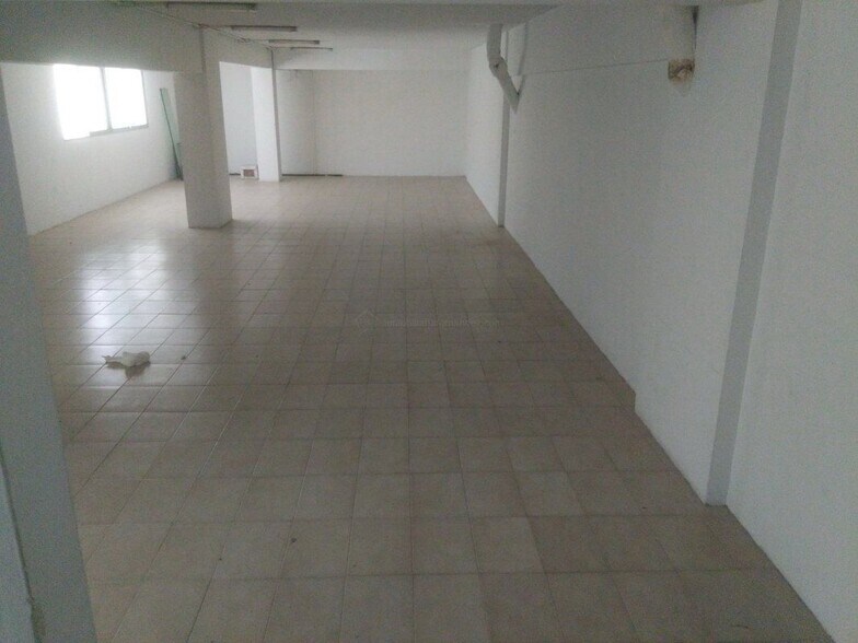 Retail in Cáceres, Cáceres to rent - Building Photo - Image 3 of 7