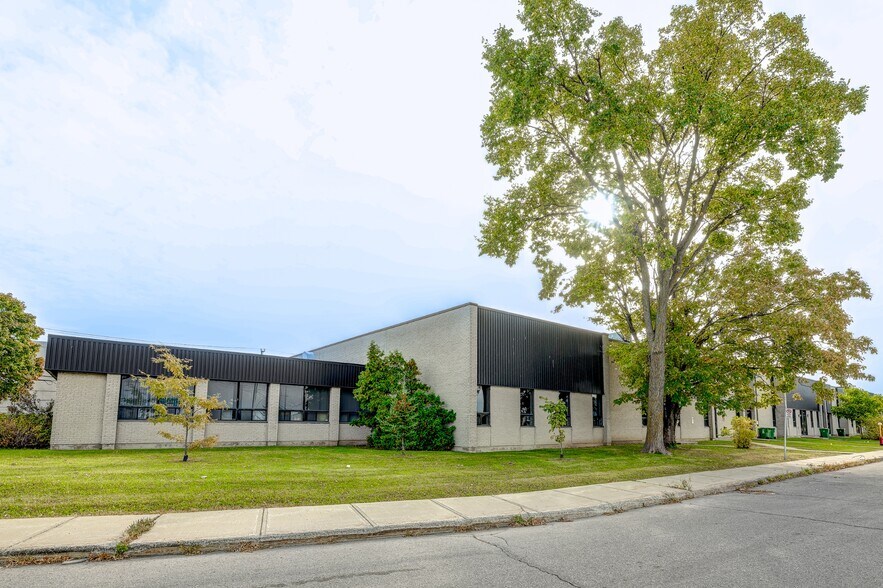 731-749 Av Meloche, Dorval, QC for rent - Building Photo - Image 3 of 8