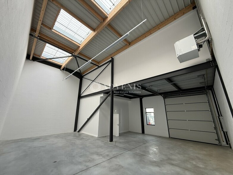 Light Industrial in Lieusaint to rent - Interior Photo - Image 1 of 7