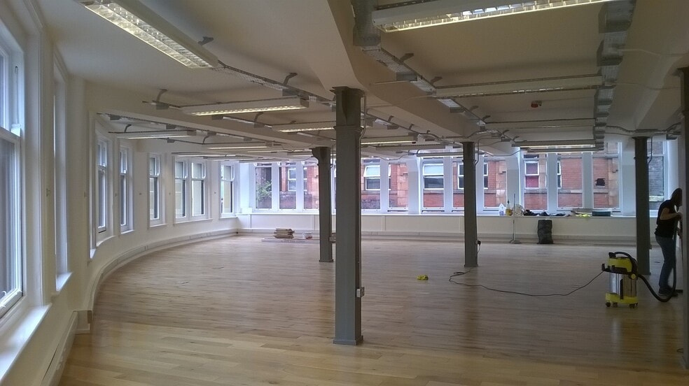 65 High St, Manchester to rent - Building Photo - Image 2 of 5
