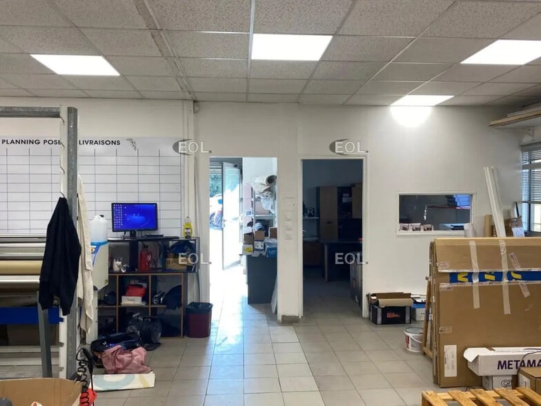 Light Industrial in Marseille to rent - Interior Photo - Image 3 of 4