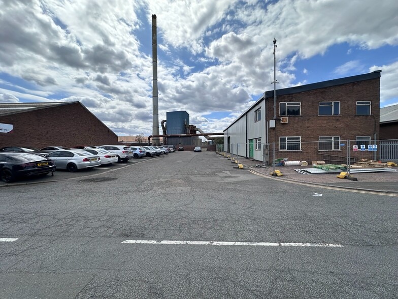 Oldbury Rd, West Bromwich to rent - Primary Photo - Image 1 of 4