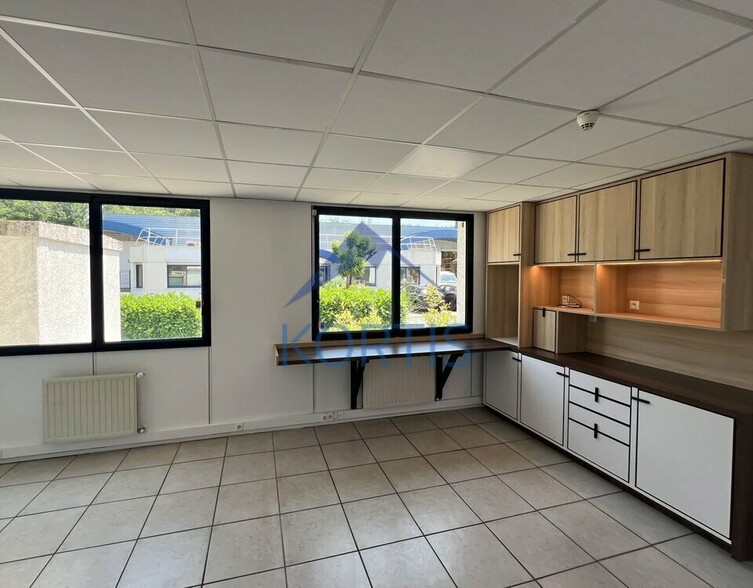 5 Chemin Du Favier, Saint-Genis-Laval to rent - Interior Photo - Image 3 of 7