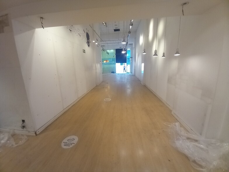Retail in Madrid, Madrid to rent - Building Photo - Image 2 of 2