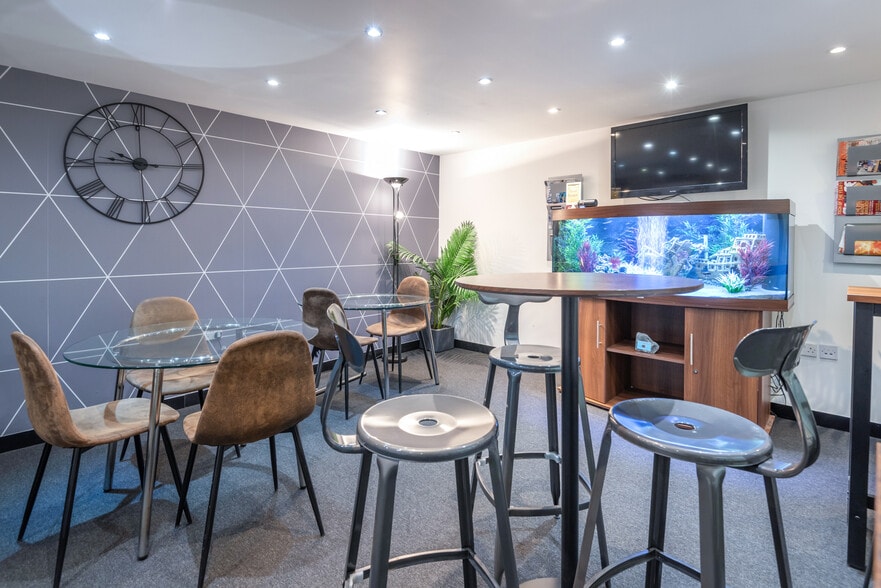 Oakcroft Rd, Chessington to rent - Interior Photo - Image 3 of 16