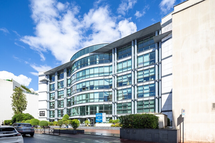 Office in Levallois-Perret to rent - Building Photo - Image 2 of 10