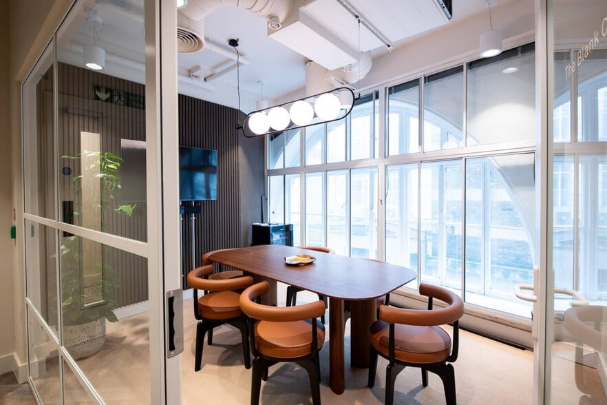 88 Kingsway, London to rent - Building Photo - Image 3 of 17