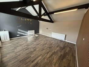 327 Swinton Hall Rd, Manchester to rent Interior Photo- Image 1 of 7