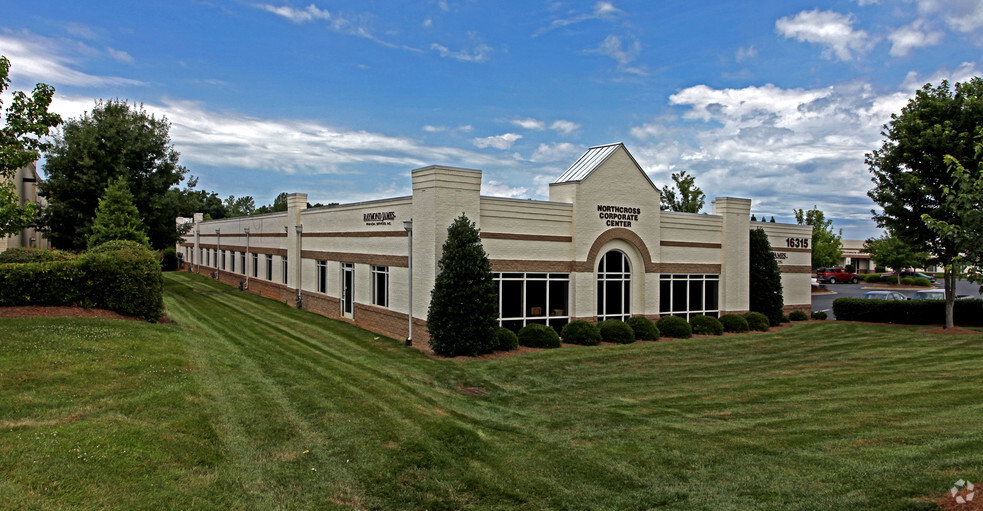 16315 Northcross Dr, Huntersville, NC for sale - Primary Photo - Image 1 of 1